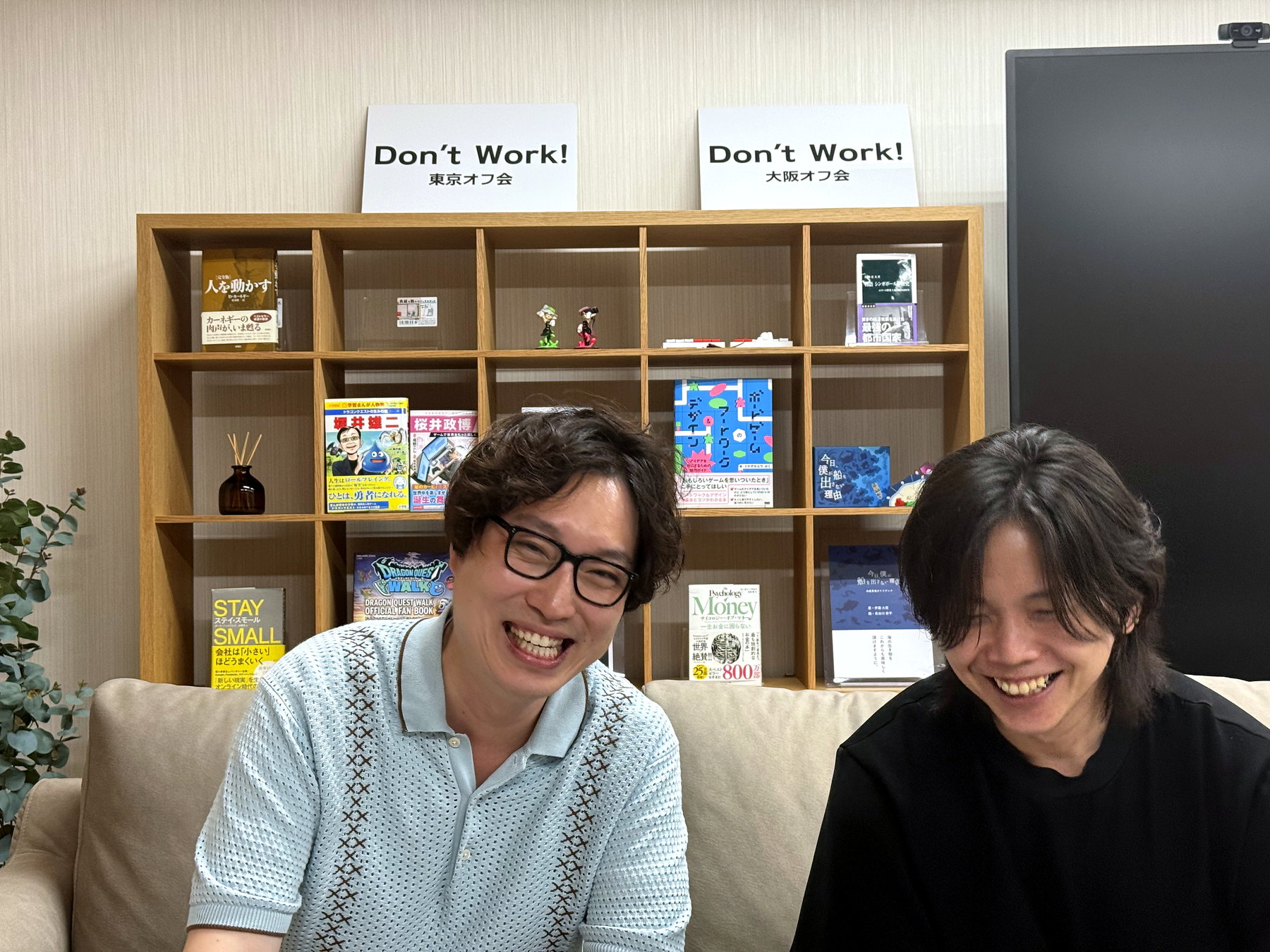 対談中に笑う中井聖（SaaS飯）と桒田浩平さん
